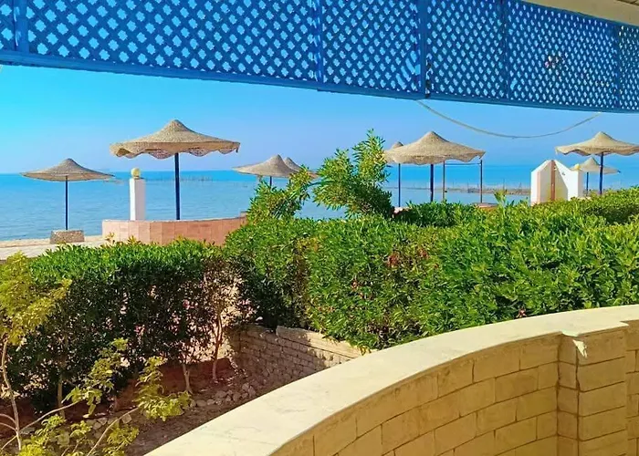 علي البحر صف أول بحديقة خاصة بمنتجع براس سدر Direct Sea View Apartment *